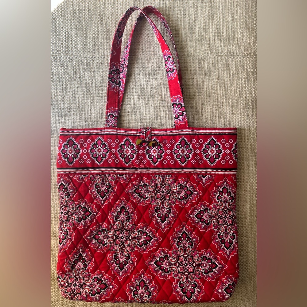 Vera Bradley Tote in Retired Frankly Scarlet
Pattern